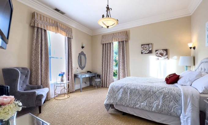 Salinas Casa | Cozy Queen Mansion RM Near Monterey Carmel