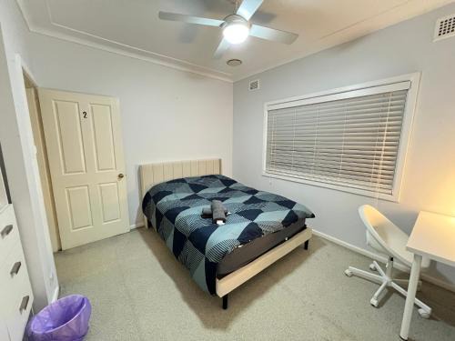 Rydalmere Casa | Cozy Queen Room in Two Story House - R2
