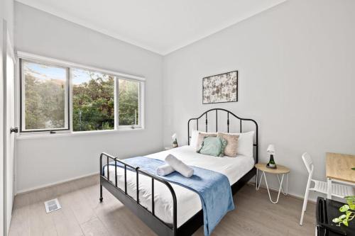Lindfield Casa | Cozy Queen Room - Nearby Transport & Shop - Shared Bathroom