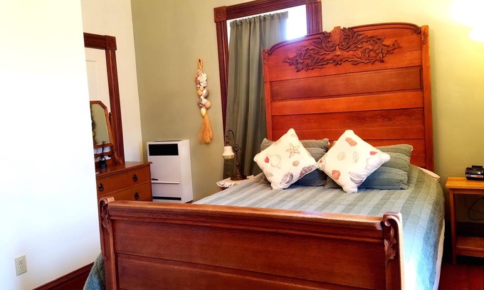 Moss Landing Casa | Cozy Queen Sunset View from Window