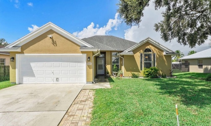 Port Saint Lucie Casa | Cozy Quiet 3/2 w/ Car Garage Near I-95!
