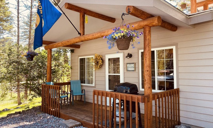 Bigfork Casa | Cabina acogedora y tranquila del lado este del lago Flathead y rodeada de huertos de cerezos.