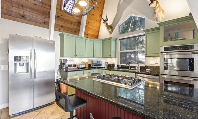 Arrowhead Villas Cabina | Cozy, quiet cabin in the woods with hot tub!
