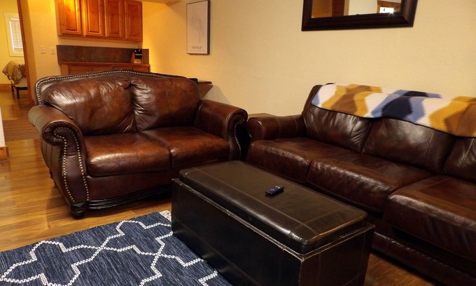 Taos Ski Valley Condominio | Cozy Quiet Condo on the Hill