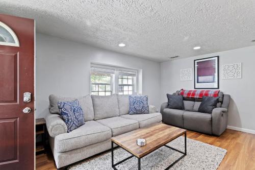 Indianapolis Casa | Cozy & Quiet Home Away from Home - 3 Beds 2 Baths - Fully Fenced Yard