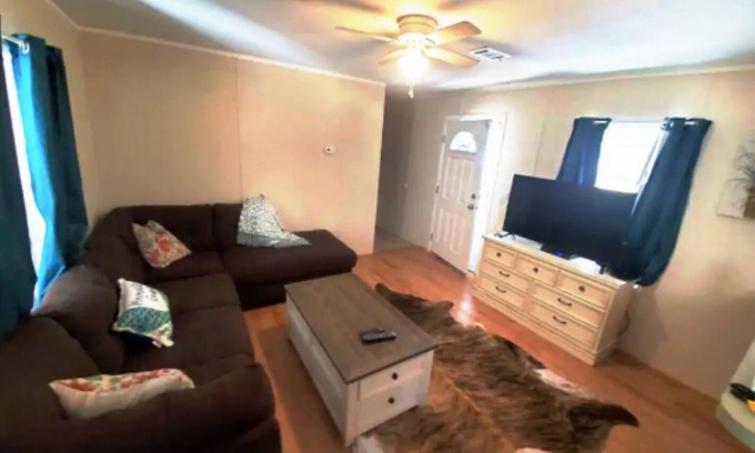 Floral City Casa | Cozy quiet home close to tourist attractions & airboating. Pet-friendly!