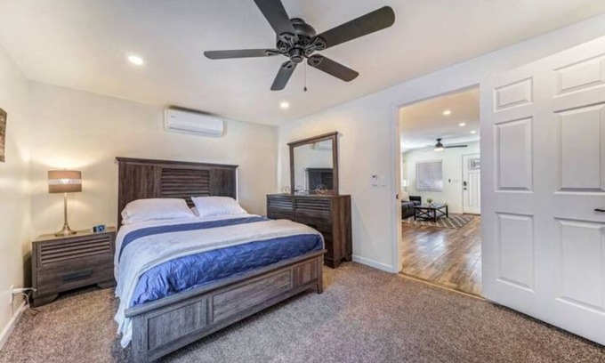 Globe Casa | Cozy, Quiet, Updated Home * KING Master Bedroom * Wifi * close to hospital/mines