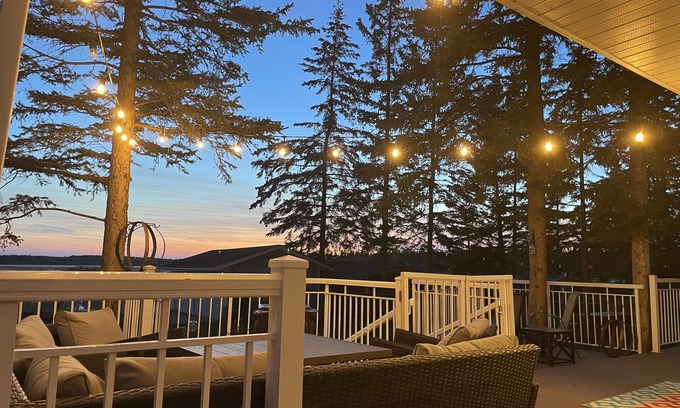 Central Alberta Cabina | Cozy Quiet Year-Round Cottage on the Lake w/ Hot Tub
