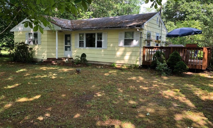 Shelter Island Heights Casa | Cozy Ranch five minutes from Mashomack Preserve, beaches and miniature golf.