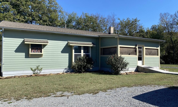 Daisy Casa | Cozy Ranch Home w/Spacious living/ kitchen, screened in porch