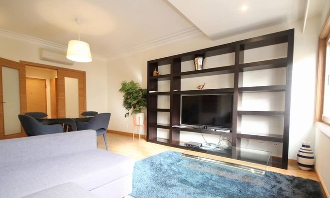 Telheiras Apartamento | Cozy Red Telheiras Apartment