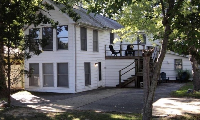 The Pines Apartamento | Acogedor Rehoboth Beach Flat con cubierta en la ciudad de Rehoboth Beach