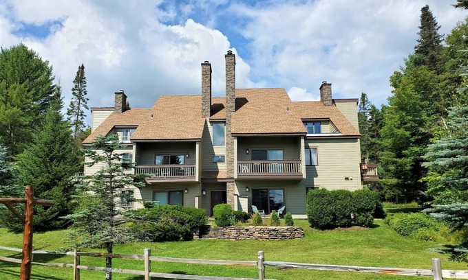 Lake Placid Condominio | Cozy, relaxing condo overlooking Whiteface Club Resort near Jackrabbit trail.