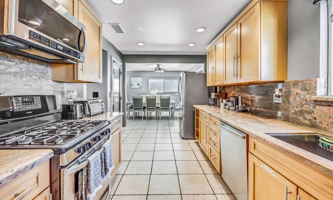 Garden Grove Casa | Cozy & Relaxing Getaway Home 5 mins to Disneyland
