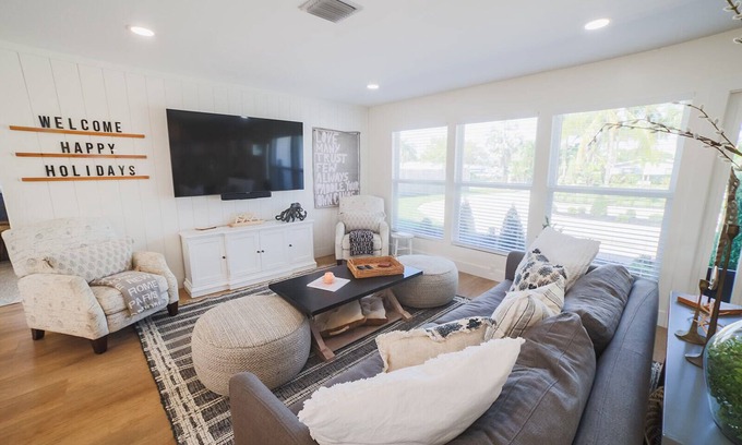 Jupiter Casa | Cozy Remodeled Cottage Pool home close to Beach