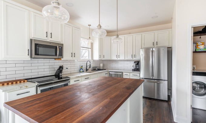 McFerrin Park Casa | Cozy Remodeled House with Views - Prime Location