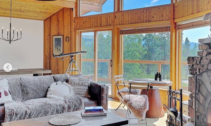Tatlayoko Lake Otro | Cozy remote retreat near Tatlayoko Lake for nature lovers. Pet-Friendly!