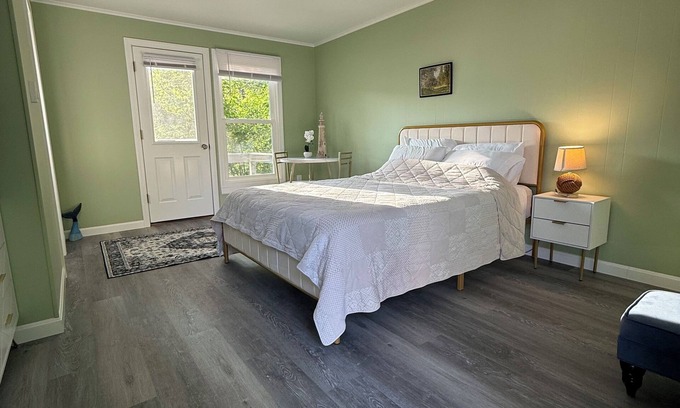 Boothbay Cabina | Cozy Renovated Cabin in Central Boothbay– Peaceful, Private, Close to Everything