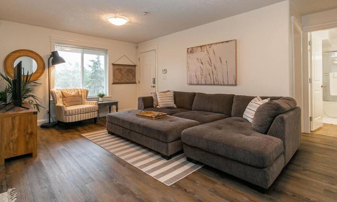 Langford Casa | Cozy Renovated Oasis W Private Terrace & Parking