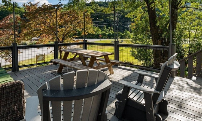 Chimney Rock Cabaña | CHIMNEY ROCK VIEW 2 bedroom cottage in Lake Lure, pet friendly.