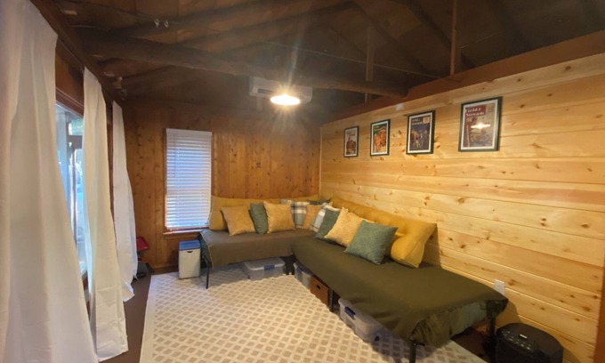 Baldwin Cabina | Cozy renovated vintage cabin near lake Cecilia