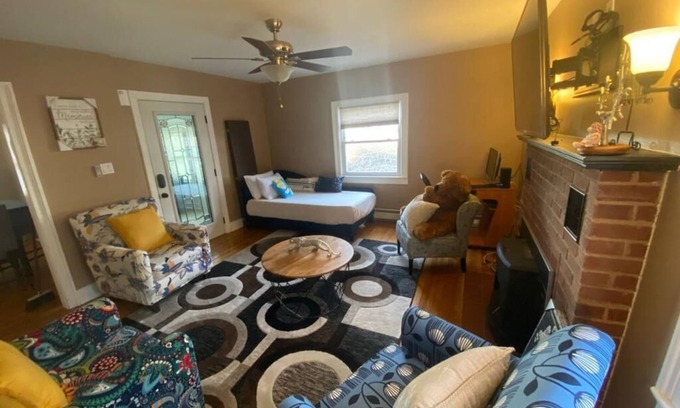 Poughkeepsie Casa | Cozy ResidentialHome 5mins from stores and Hospital.