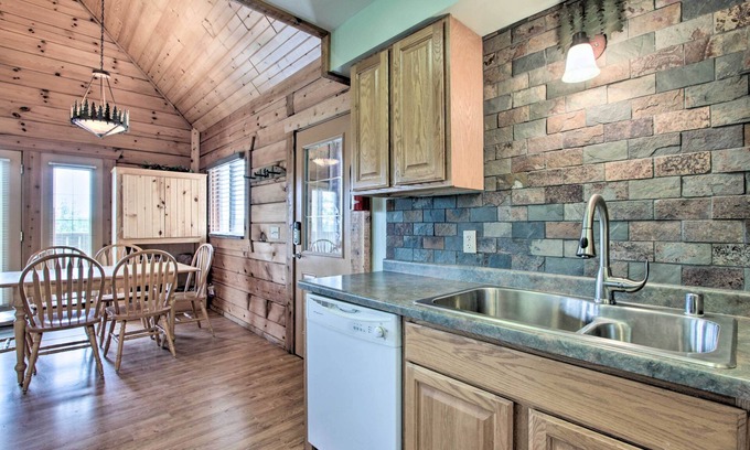 Warrens Cabina | Cozy Resort Cabin in the Heart of Warrens!