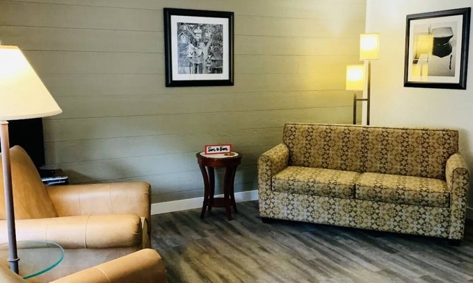Shawano Complejo | Cozy retreat across the street from Shawano lake.