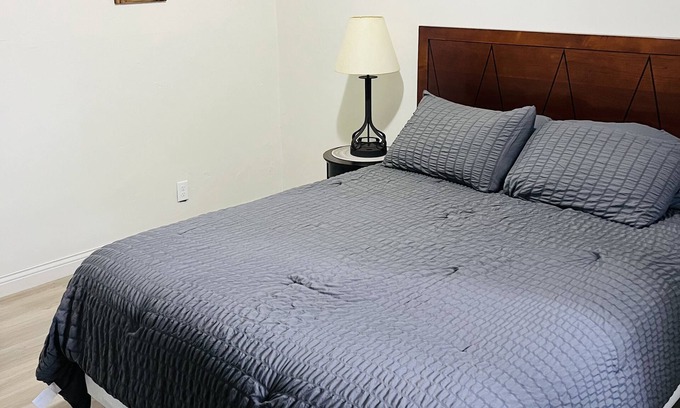 Shawano Complejo | Cozy retreat across the street from Shawano Lake.