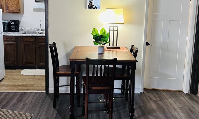 Shawano Complejo | Cozy retreat across the street from Shawano Lake.