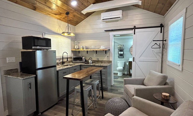 Bryson City Cabaña | Cozy Retreat. Hot Tub. Close to Town, Deep Creek, and National Park Entrance.
