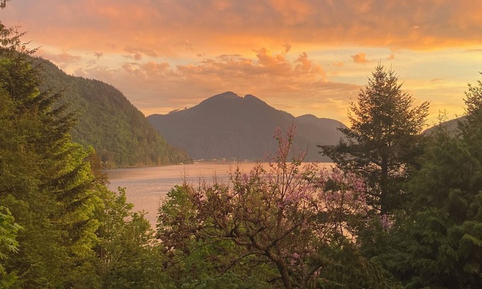Harrison Hot Springs Casa | Cozy Retreat in Harrison Hot Springs with Breathtaking Lake Views