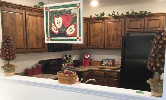 Cleveland Casa | Cozy Retreat King Bed & Kitchen Near Lee