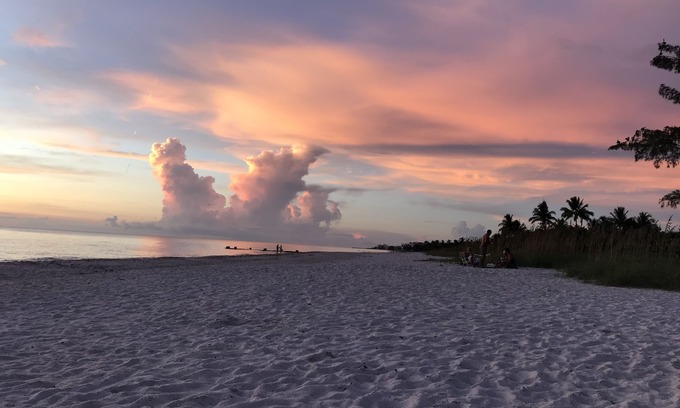 Central Naples Casa | Cozy Retreat, minutes from Beaches, Shopping and Dining, 5th Ave and 3rd Street.