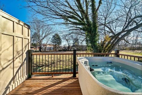 Sevierville Casa | Cozy Retreat Near Downtown with Hot Tub