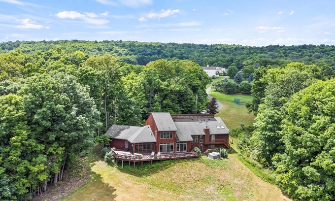 Naples Casa | Cozy Retreat overlooking Canadaigua Lake w Hot Tub