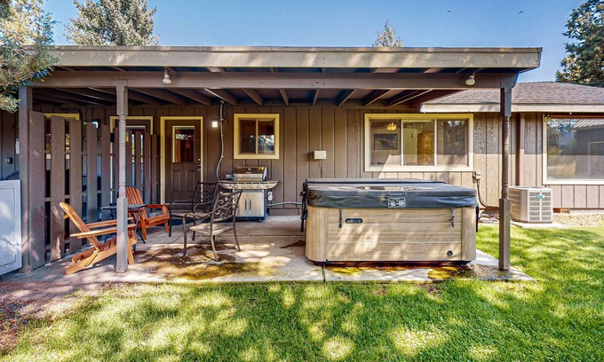 Southeast Bend Casa | Cozy retreat with hot tub, high speed WiFi, dog-friendly