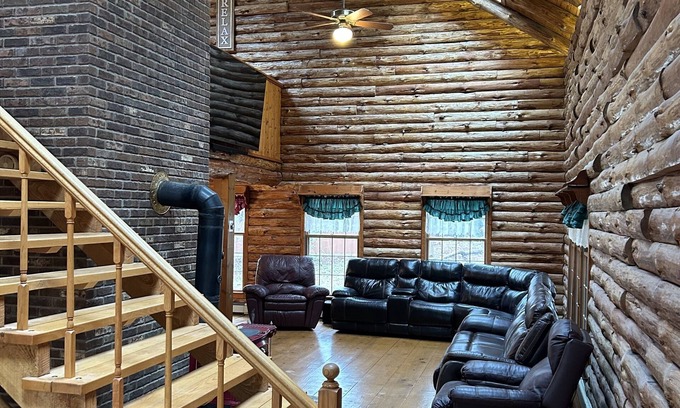 Elk Creek Township Cabina | Cozy retreat with jacuzzi and 12 acres of land to escape away too. Pet friendly