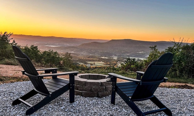 Jasper Cabina | Cozy retreat with picturesque views! Close to restaurants, hiking and river.