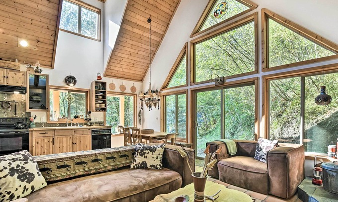 Mount Hood Village Cabaña | Cozy Rhododendron Cabin: Hike & Ski Nearby!
