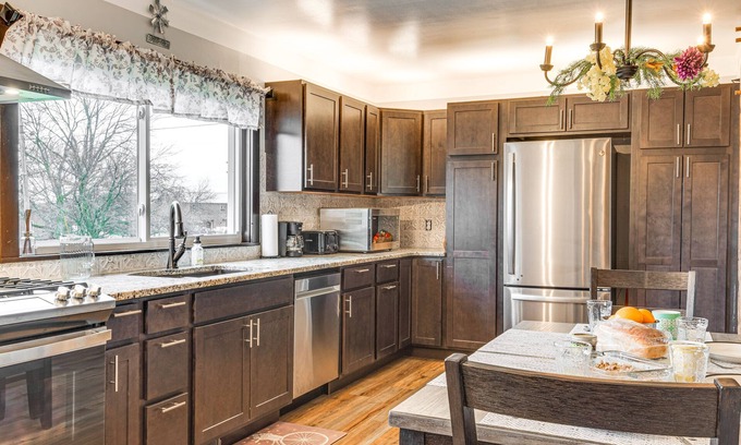 Webster Casa | Cozy Richmond Home w/ Fire Pit: Walk, Bike & More!