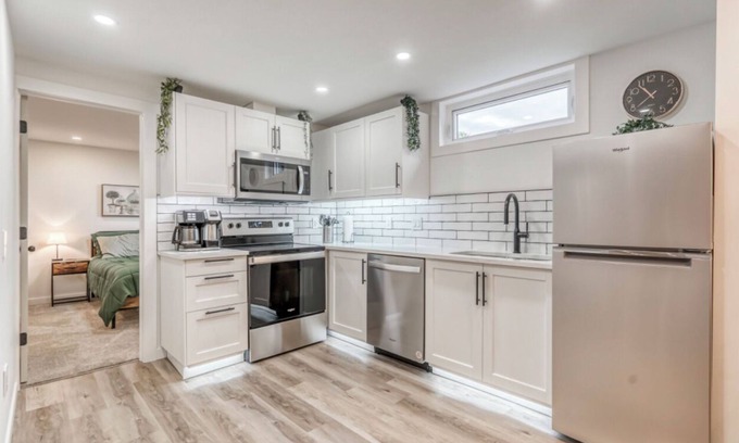 Cochrane Casa | Cozy Ridge Retreat 2 Bedroom King/Queen/Pacman Arcade Machine/Fireplace