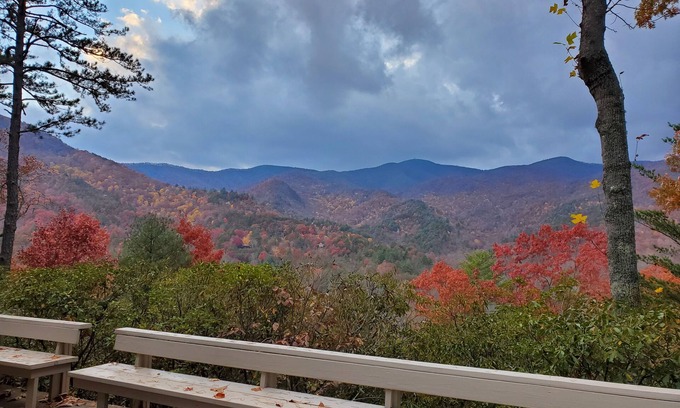 Hiawassee Cabina | Cozy Ridge Top Mountain Cabin - A World Away