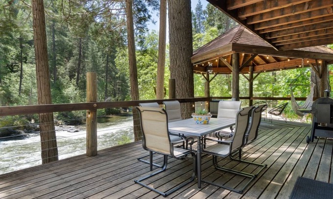 Pollock Pines Cabina | Cozy River Cabin/HOT TUB/Escape from the Bay