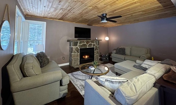 Huntsville Cabaña | Cozy Riverfront All Season Cottage - 6 minutes from downtown Huntsville