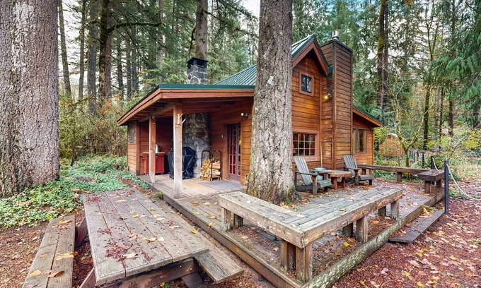 Brightwood Cabina | Cozy riverfront cabin with wood-burning fireplace, lovely deck, and washer/dryer