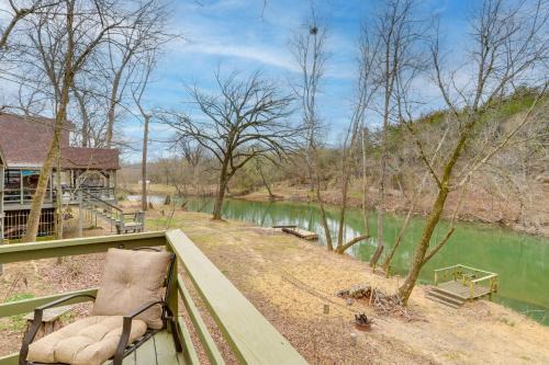 Hardy Casa | Cozy Riverfront Cabin about 2 Mi to Main Street Hardy