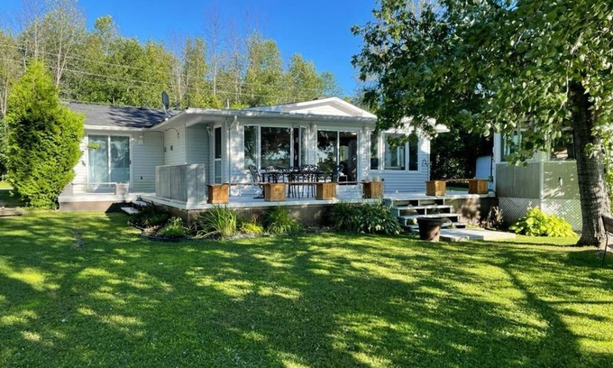Merrickville-Wolford Cabaña | Cozy Riverfront Cottage by Rideau River