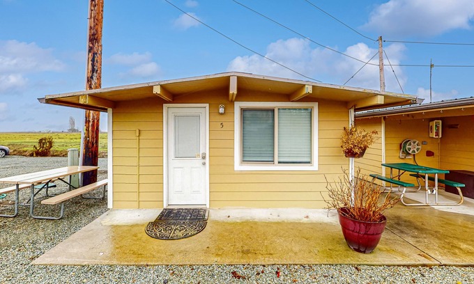 Mount Vernon Apartamento | Cozy riverside cabin with kitchenette & laundry facilities - dog-friendly
