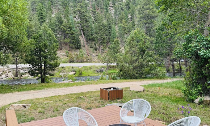 Drake Casa | Cozy RIverside Cabin in Drake- 2 miles to Estes Park!